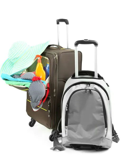 Resväskor med kläder isolerad på vit — Stockfoto