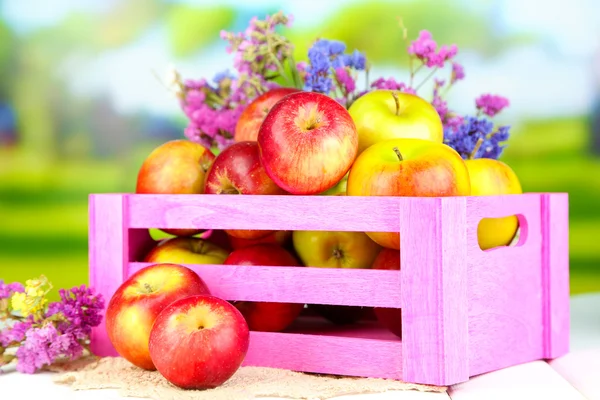多汁的苹果，在白色的木桌上自然背景框中 — 图库照片