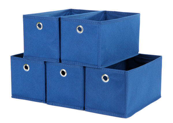 Синие текстильные коробки изолированы на белом
