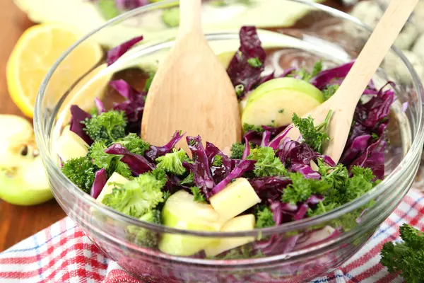 新鲜的蔬菜沙拉，在碗上餐巾布上木桌特写 — 图库照片
