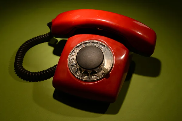 Telefone retro vermelho no fundo de cor escura — Fotografia de Stock
