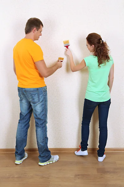 Pareja joven haciendo renovación en casa nueva —  Fotos de Stock