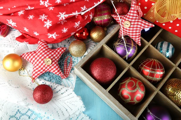 Schöne Weihnachtskomposition mit weihnachtlichem Spielzeug in Nahaufnahme — Stockfoto