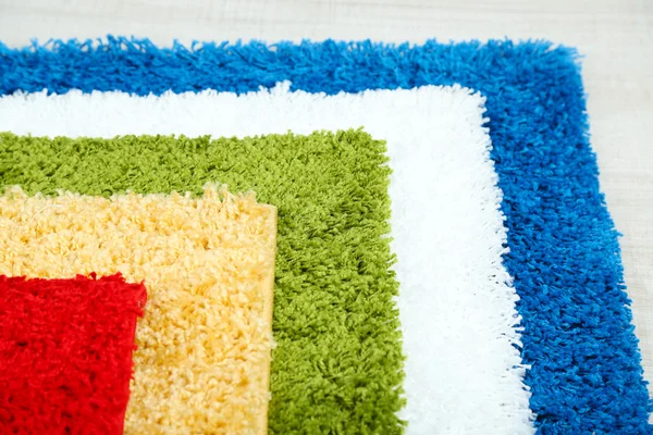 Beaucoup de tapis de différentes couleurs gros plan — Photo