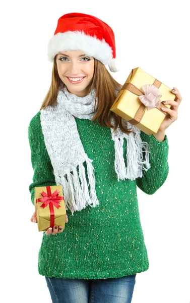 Krásná usměvavá dívka v novoroční klobouk s dárky izolované na bílém — Stock fotografie
