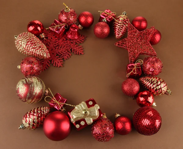茶色の背景の美しいクリスマスの装飾 — ストック写真