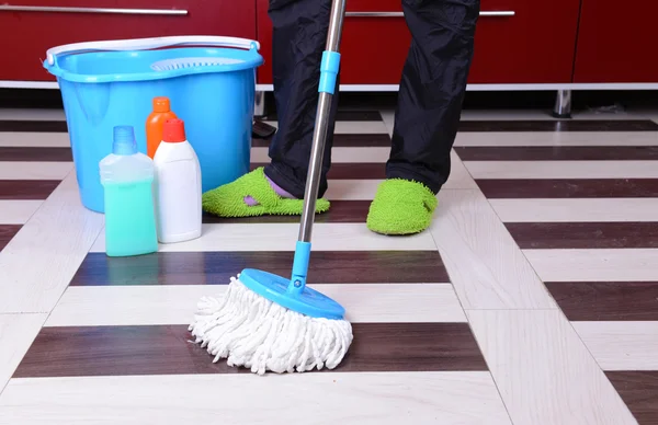 Huis schoonmaken met mop — Stockfoto