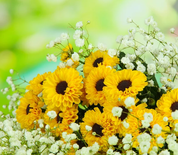 Hermosas flores en la mesa sobre fondo brillante — Foto de Stock