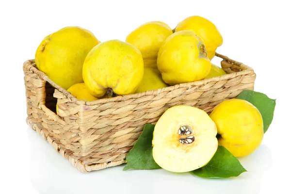 Marmelos doces em cesta de vime isolado em branco — Fotografia de Stock