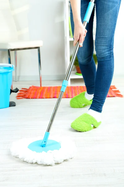 Eve yakın çekim katında mopping — Stok fotoğraf