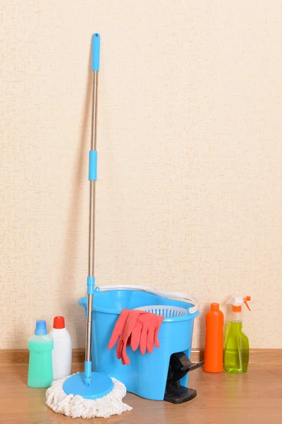 Equipamento de limpeza da casa com esfregão — Fotografia de Stock