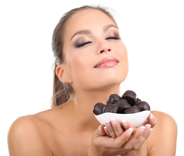 Ritratto di bella ragazza con caramelle al cioccolato isolate su bianco — Foto Stock