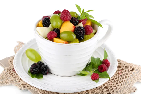 Ensalada de frutas en taza en servilleta aislada en blanco — Foto de Stock