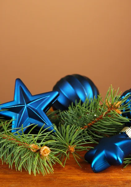 Belles décorations de Noël sur sapin sur table sur fond brun — Photo