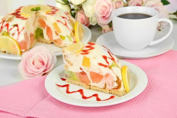 Delicious jelly cake on table close-up — Stock Photo, Image