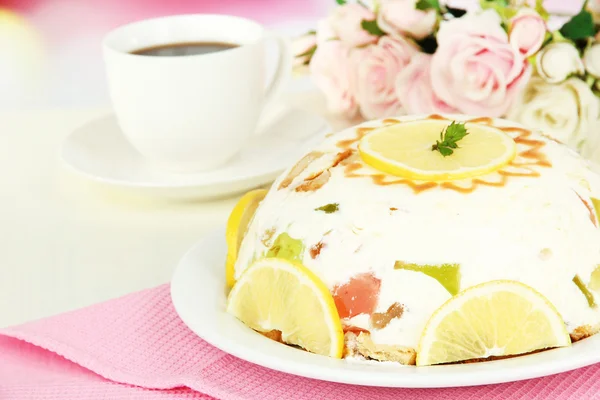 Delicioso bolo de geleia na mesa no fundo claro — Fotografia de Stock