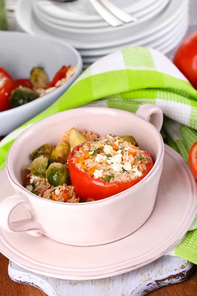 Gevulde tomaten in pan op houten tafel close-up — Stockfoto