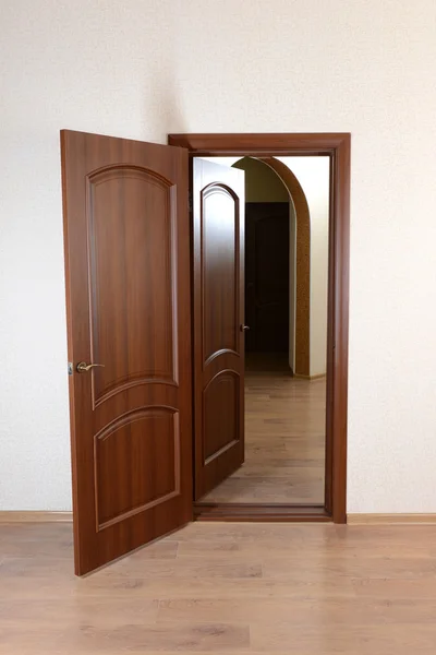 Podwójne drzwi w pustym pokoju — Zdjęcie stockowe