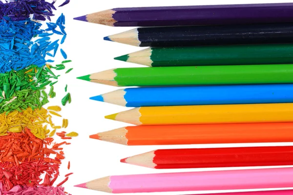 Crayons de couleur avec copeaux d'affûtage, gros plan — Photo