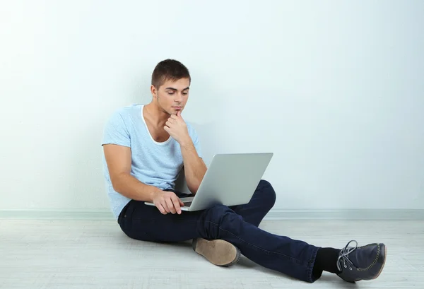 Tipo sentado en el suelo en la habitación — Foto de Stock