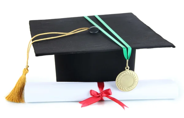 Medalha de realização em educação com diploma e chapéu isolado em branco — Fotografia de Stock