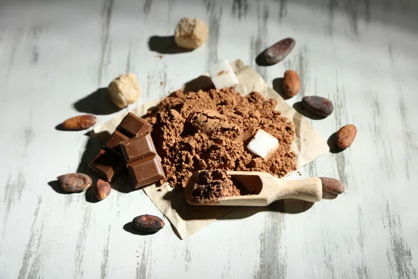 Kakaopulver på träbord — Stockfoto