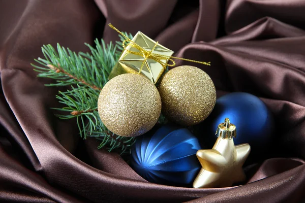 Beau décor de Noël sur tissu satiné marron — Photo