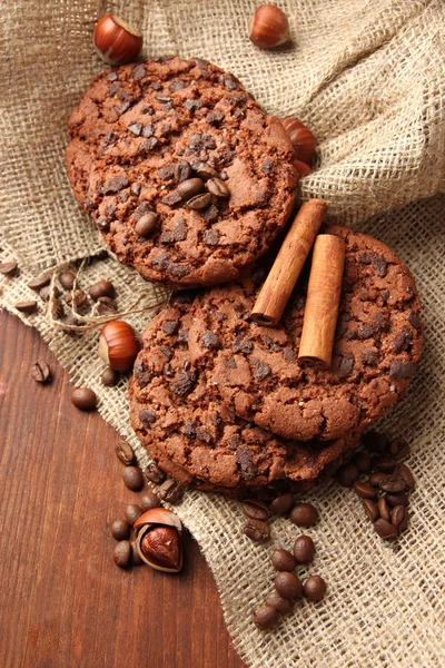 Домашнее печенье с кунжутом, шоколад, на деревянном столе, на мешковине — стоковое фото