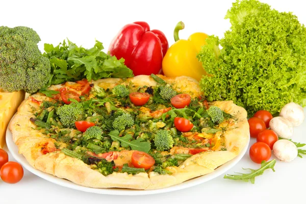Smakelijke vegetarische pizza en groenten, geïsoleerd op wit — Stockfoto