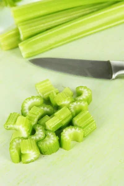 Apio verde fresco en el primer plano de la tabla de cortar —  Fotos de Stock