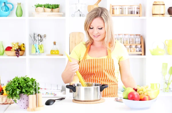 Счастливая улыбающаяся женщина на кухне готовится к здоровому питанию — стоковое фото