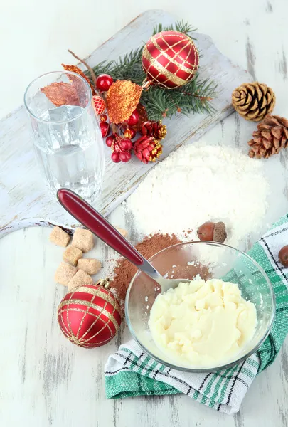 Biscuits de Noël sur table en bois — Photo