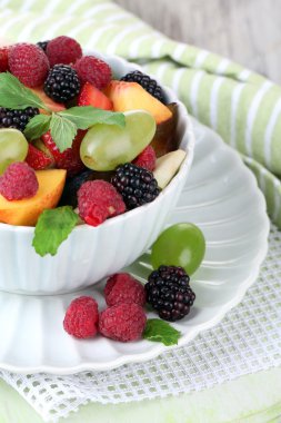 ahşap zemin üzerinde kase meyve salatası