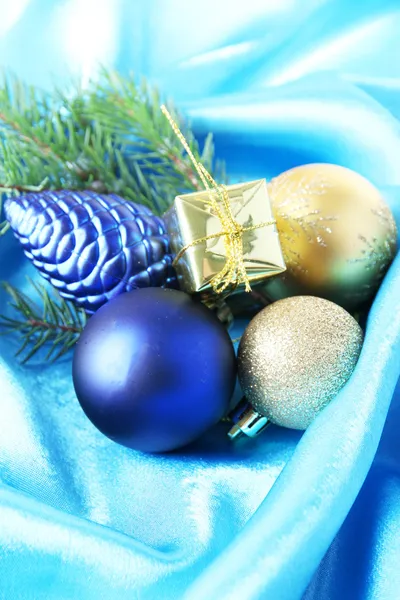 Красивый рождественский декор на синей атласной ткани — стоковое фото