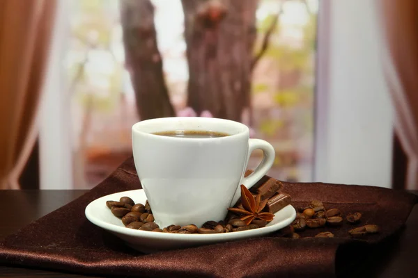 杯咖啡，在咖啡厅中表上的豆 — 图库照片