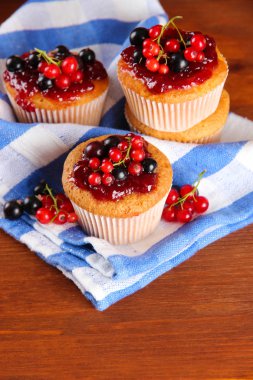 ahşap masa üzerinde meyveleri ile lezzetli muffins