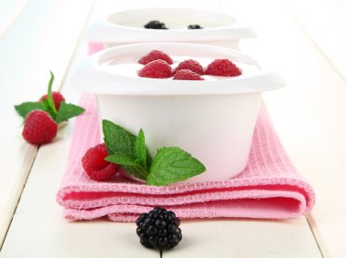 Tablo yakın çekim üzerinde meyveleri ile lezzetli yoğurt