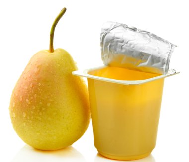 Açık plastik Kupası beyaz izole lezzetli yoğurt