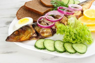 Füme Balık plaka üzerinde kapat