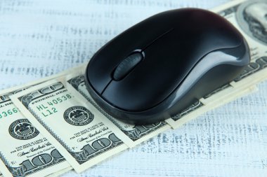 ahşap zemin üzerinde dolar üzerinde bilgisayar fare
