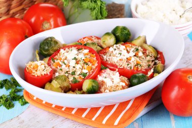 ahşap masa yakın çekim ıslak zeminde dolması domates