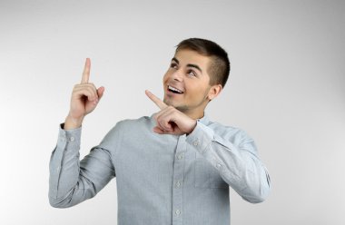 gri zemin üzerine genç adam portresi