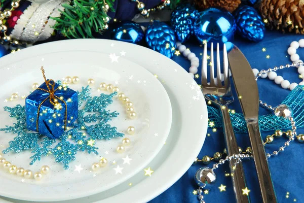 Piccolo regalo di Natale sul piatto per servire la tavola di Natale in tonnellate blu — Foto Stock