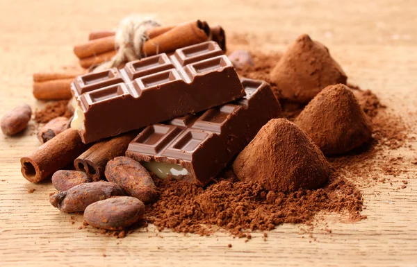Σύνθεση της σοκολάτας, γλυκά, κακάο και μπαχαρικά σε φόντο ξύλινη — Φωτογραφία Αρχείου