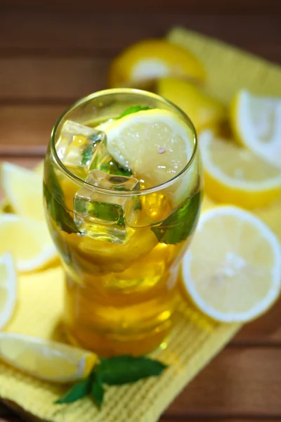 Té helado con limón y menta sobre mesa de madera — Foto de Stock