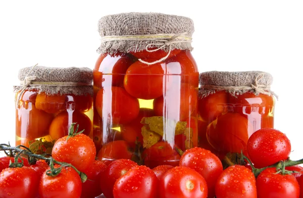 Tomates fraîches et en conserve savoureuses, isolées sur blanc — Photo