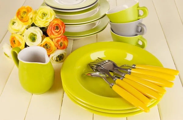 Spousta krásné nádobí na dřevěný stůl detail — Stock fotografie