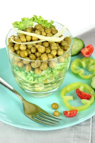 Ensalada sabrosa con verduras frescas, aisladas en blanco —  Fotos de Stock