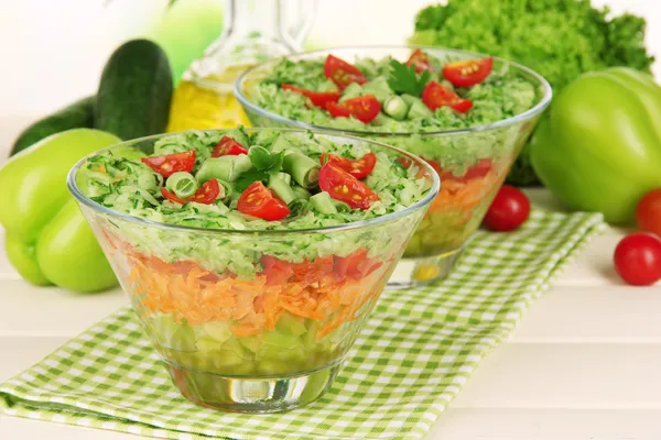 Smakelijke Salade met verse groenten op houten tafel — Stockfoto