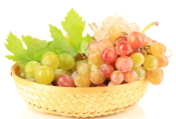 Спелый сладкий виноград в корзине, изолированный на белом — стоковое фото